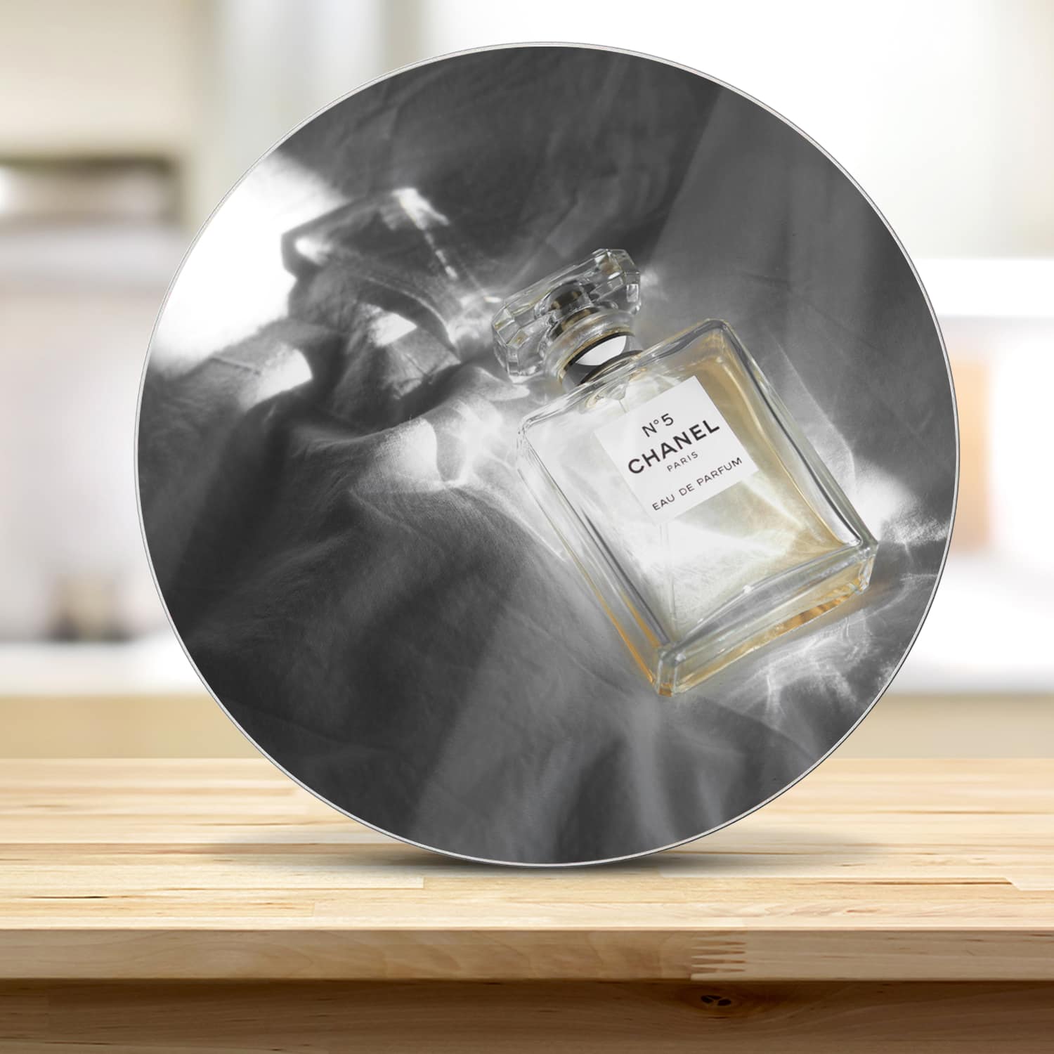 Snijplank Rond - Gehard Glas - Chanel Parfum op Bed