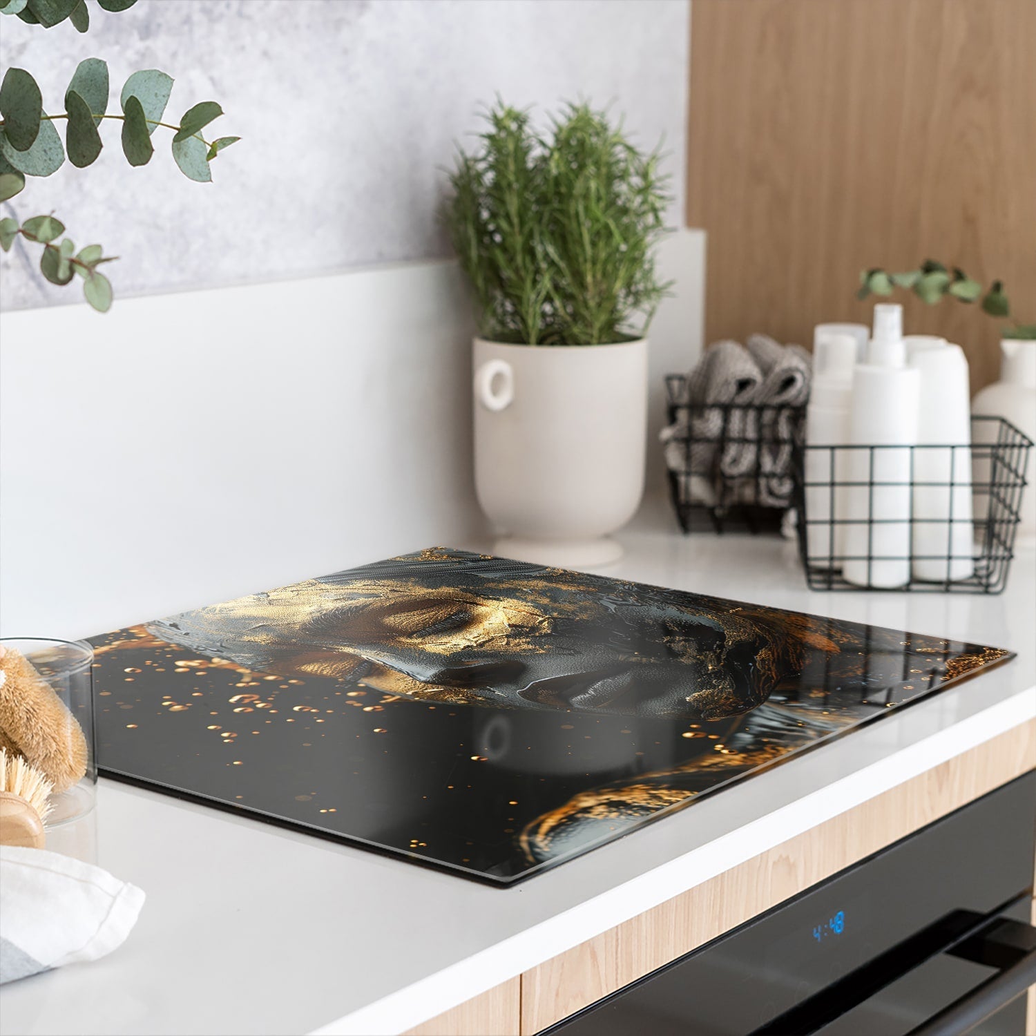 vrouw met gouden make-up inductiebeschermer op maat van gehard glas – glasplaat kookplaat bescherming