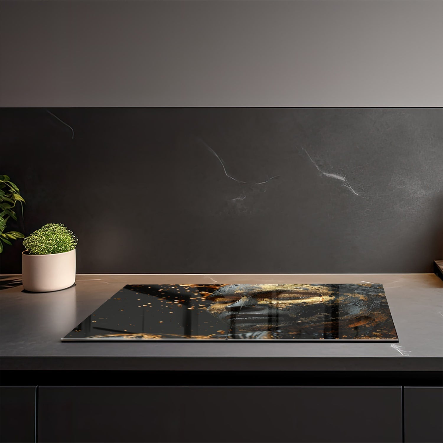 vrouw met gouden make-up inductiebeschermer op maat van gehard glas – glasplaat kookplaat bescherming