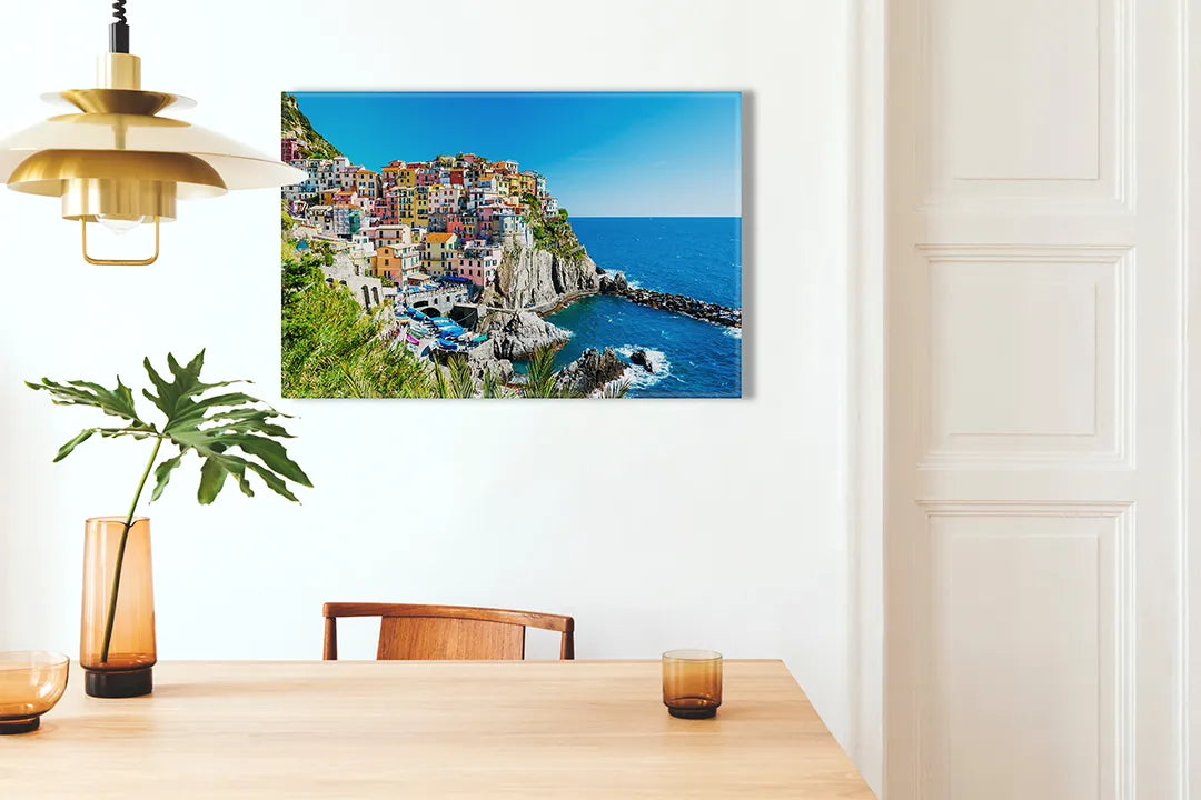 Kurkborden op canvas met kleurrijk kustdorp aan zee – formaat 100 × 70 cm
