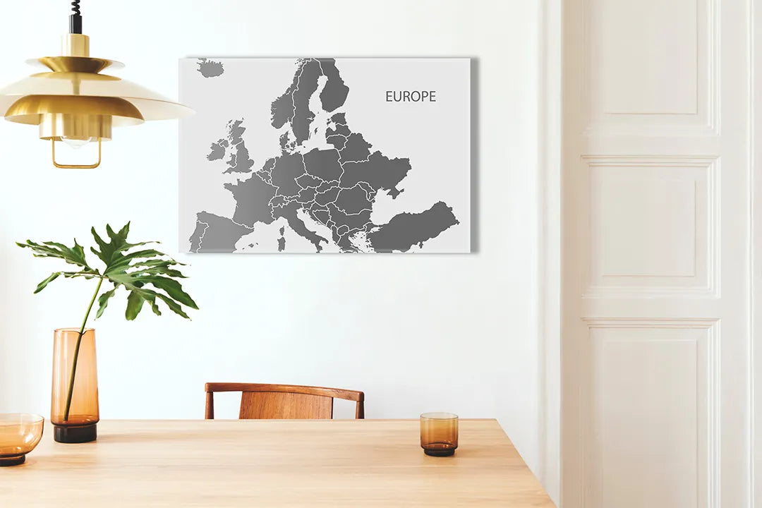 Kurkborden op canvas met grijze wereldkaart met europa – formaat 100 × 70 cm