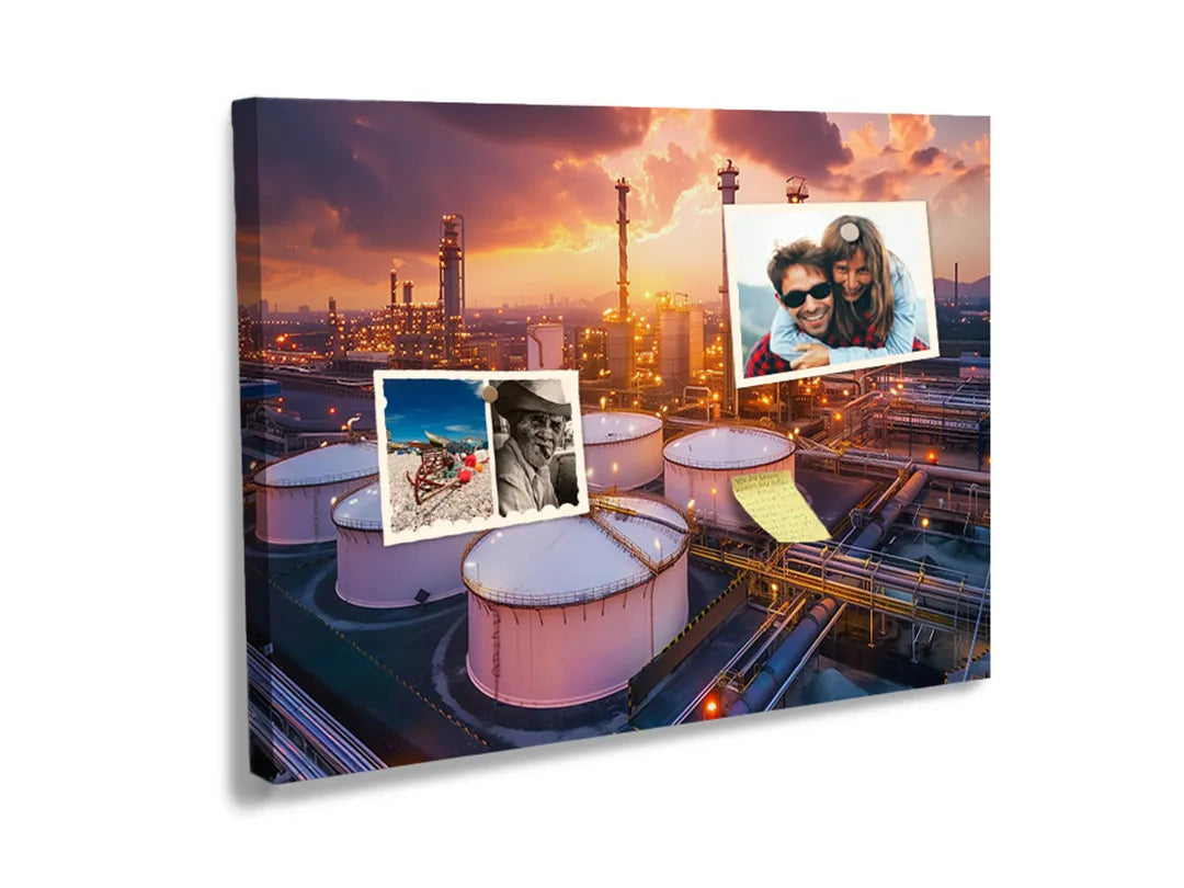 Kurkborden op canvas met industriële olieraffinaderij bij zonsondergang – formaat 60 × 40 cm