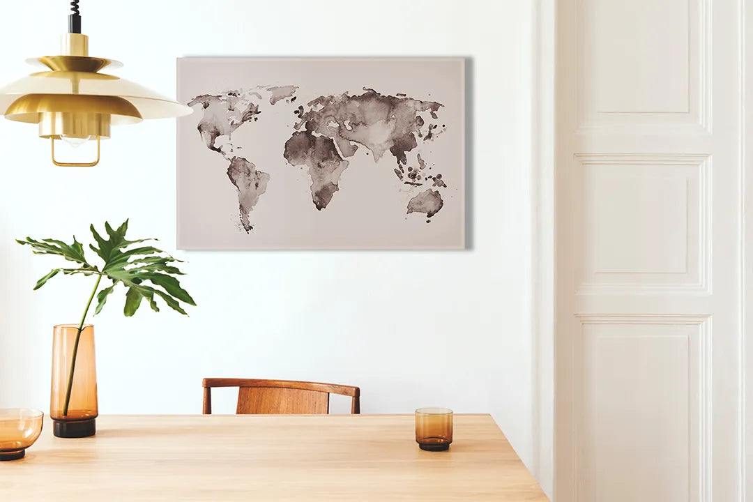 Kurkborden op canvas met aquarel wereldkaart in zachte tinten – formaat 100 × 70 cm