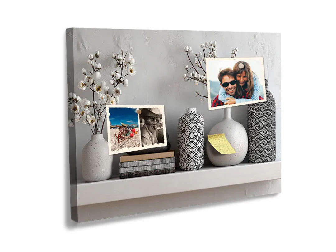 Kurkborden op canvas met minimalistische plank met vazen en boeken – formaat 60 × 40 cm