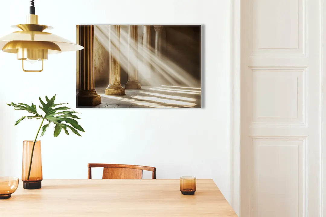 Kurkborden op canvas met zonnestralen tussen klassieke zuilen – formaat 100 × 70 cm