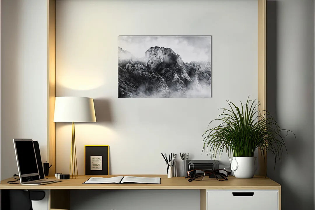 Kurkborden op canvas met mistige bergtoppen in zwart-wit – formaat 140 × 100 cm
