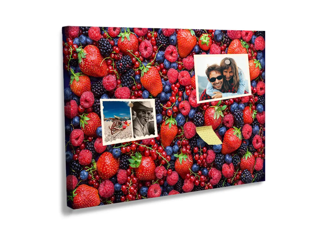 Kurkborden op canvas met mix van rood fruit en bessen – formaat 60 × 40 cm