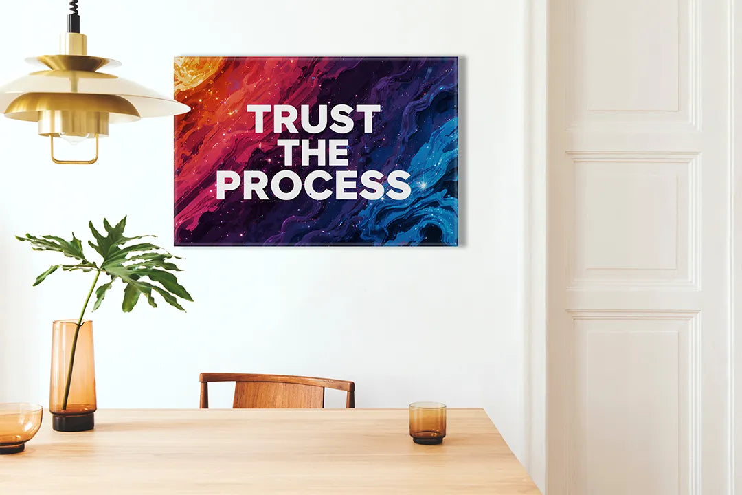 Kurkborden op canvas met trust the process kleurrijke quote – formaat 100 × 70 cm