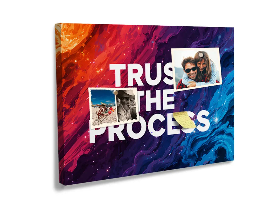 Kurkborden op canvas met trust the process kleurrijke quote – formaat 60 × 40 cm