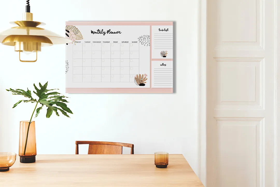 Kurkborden op canvas met roze maandplanner met notitievakken – formaat 100 × 70 cm