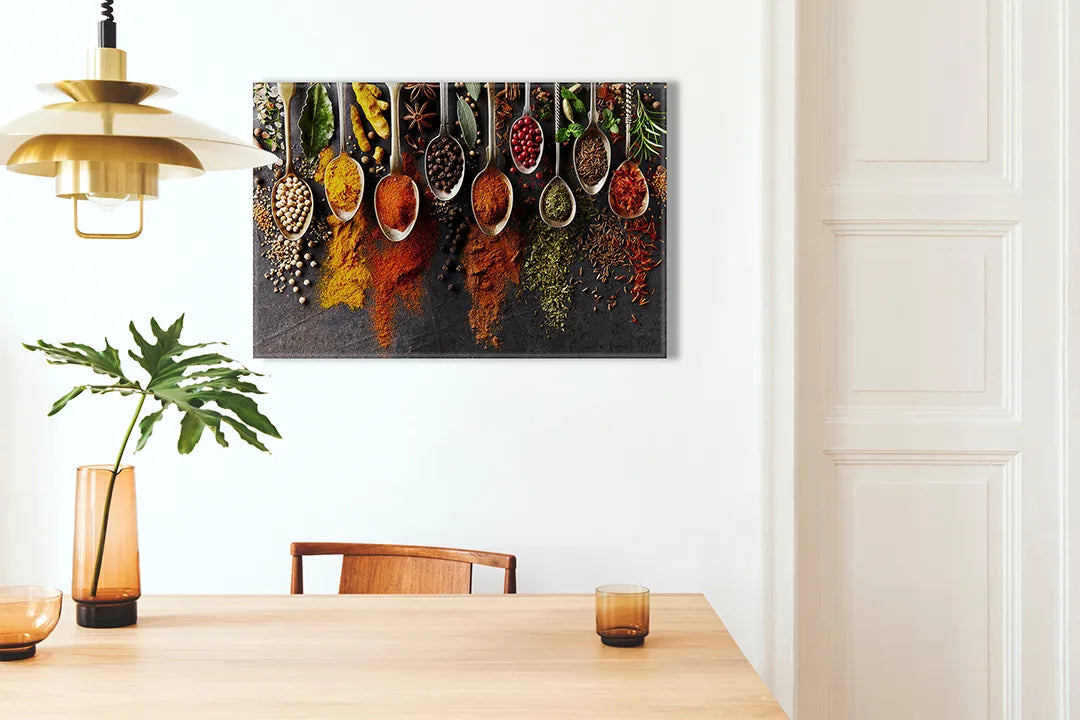 Kurkborden op canvas met kruiden en specerijen in houten lepels – formaat 100 × 70 cm