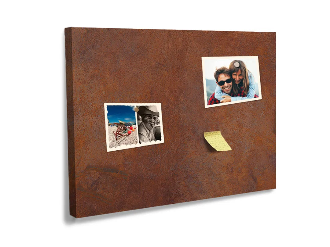 Kurkborden op canvas met roestkleurige metaalstructuur – formaat 60 × 40 cm