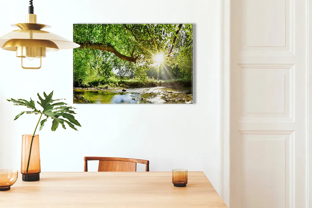 Kurkborden op canvas met bosbeek met zonnestralen – formaat 100 × 70 cm