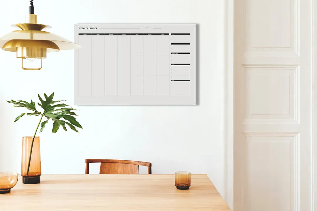 Kurkborden op canvas met strakke jaarplanner in zwart-wit – formaat 100 × 70 cm