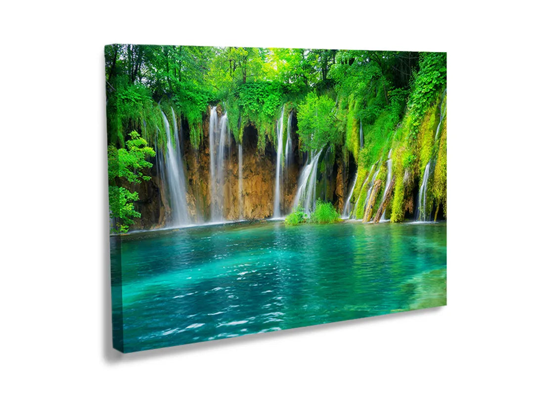 Kurkborden op canvas met groene waterval in tropisch bos – formaat 120 × 80 cm