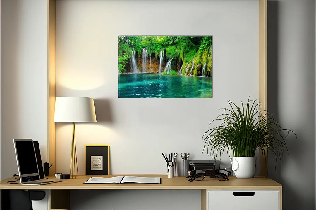 Kurkborden op canvas met groene waterval in tropisch bos – formaat 140 × 100 cm