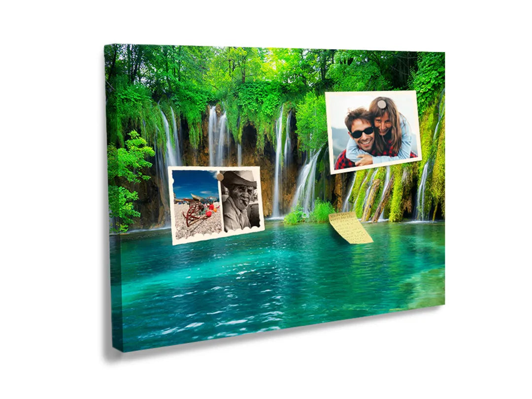 Kurkborden op canvas met groene waterval in tropisch bos – formaat 60 × 40 cm