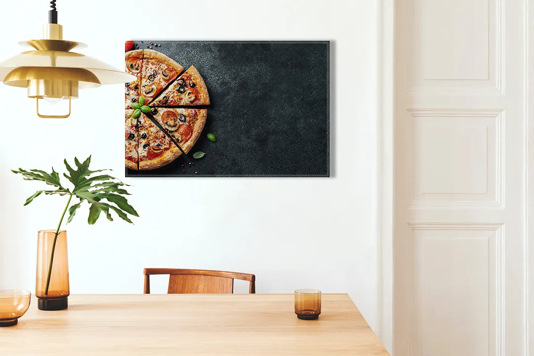 Kurkborden op canvas met pizza op een donkere achtergrond – formaat 100 × 70 cm