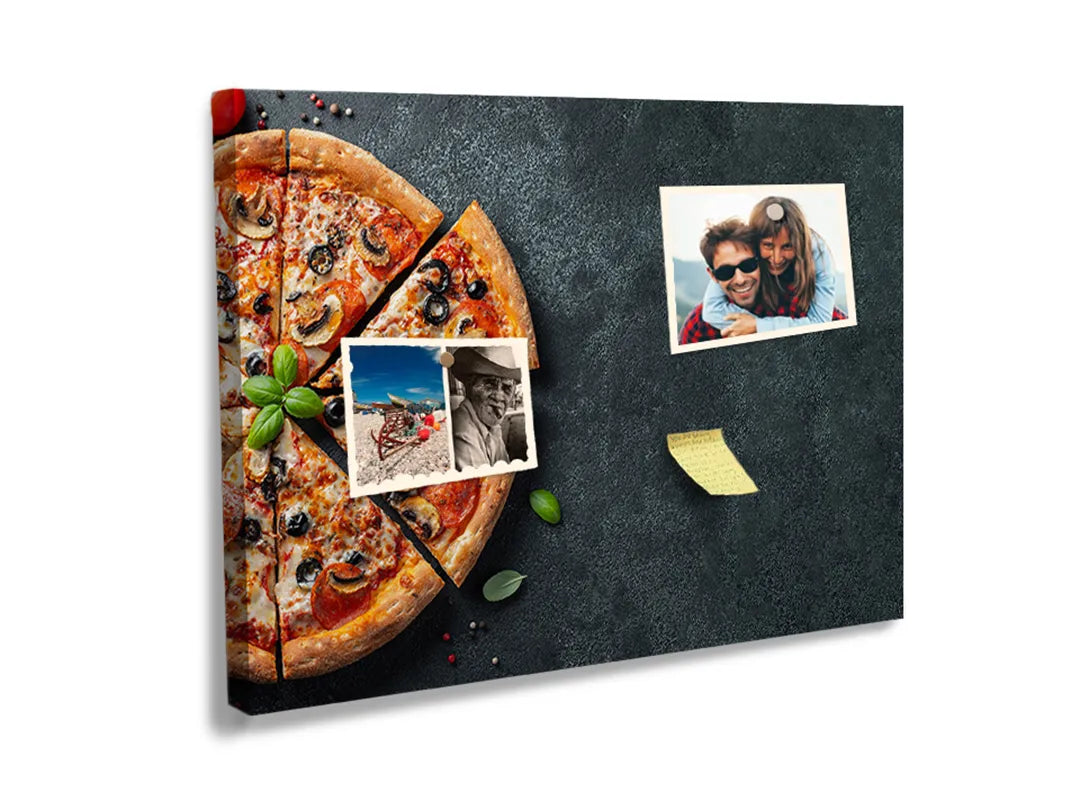 Kurkborden op canvas met pizza op een donkere achtergrond – formaat 60 × 40 cm