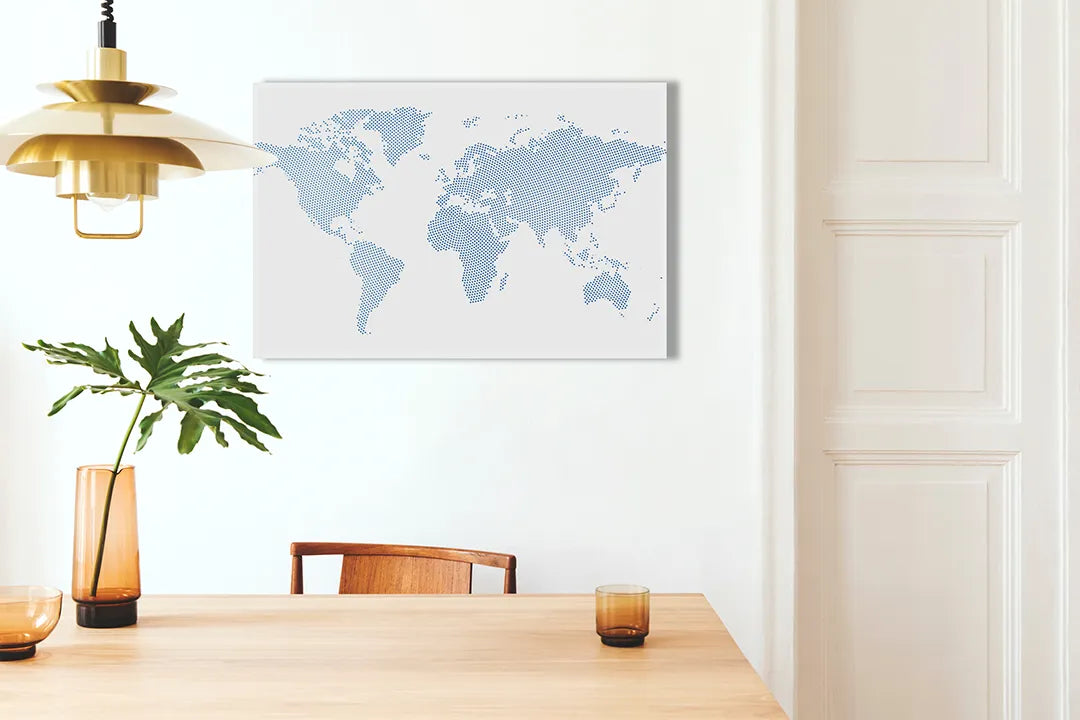 Kurkborden op canvas met minimalistische lichtblauwe wereldkaart – formaat 100 × 70 cm