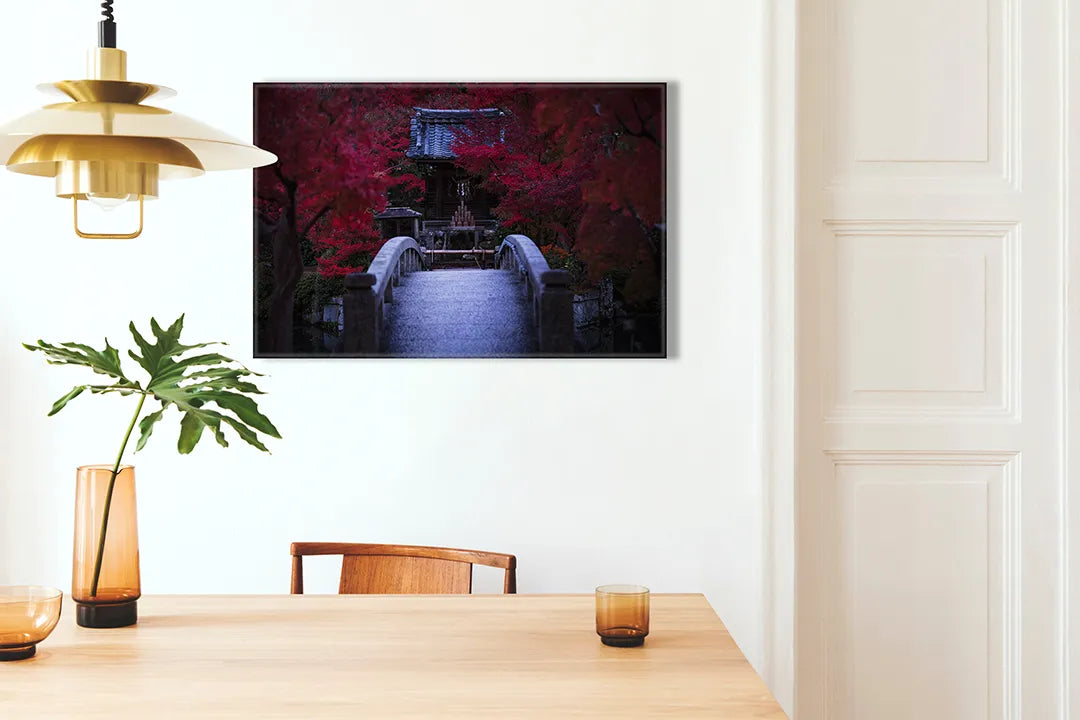 Kurkborden op canvas met donkere gang met rode bloemen – formaat 100 × 70 cm