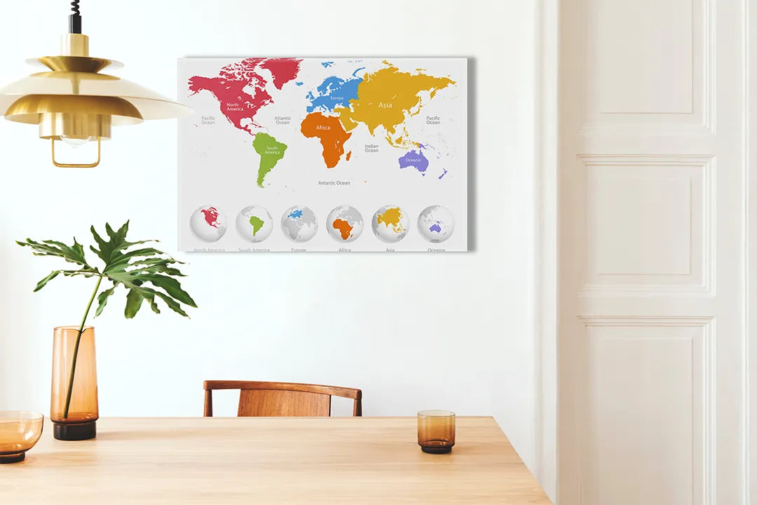 Kurkborden op canvas met kleurrijke wereldkaart met continenten – formaat 100 × 70 cm