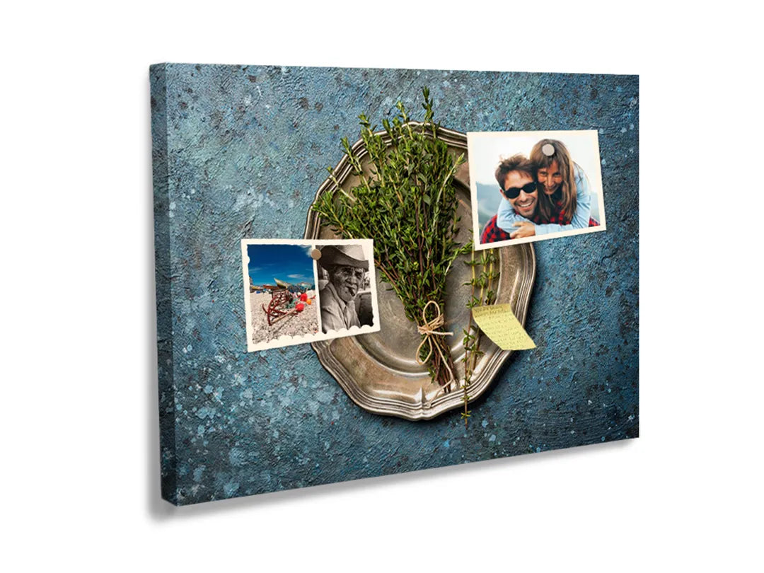 Kurkborden op canvas met miniatuur eiland in een glazen schaal – formaat 60 × 40 cm