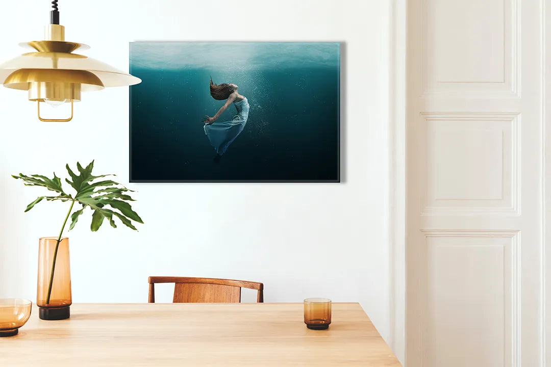 Kurkborden op canvas met vrouw zwevend onder water – formaat 100 × 70 cm