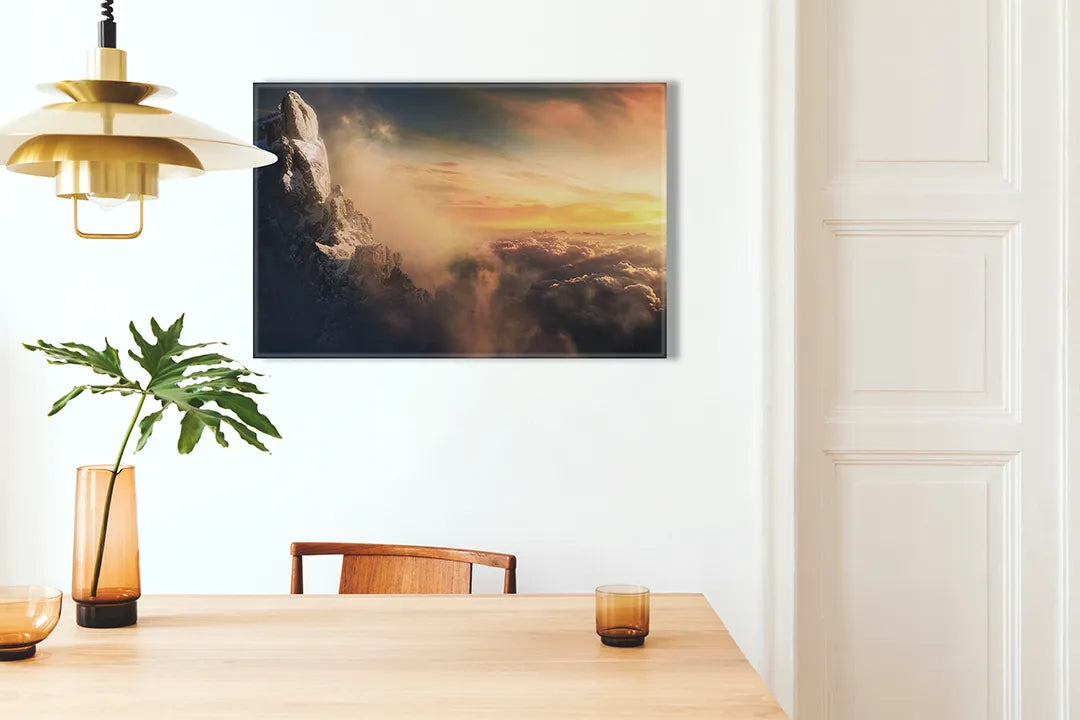 Kurkborden op canvas met dramatische bergtop boven de wolken – formaat 100 × 70 cm