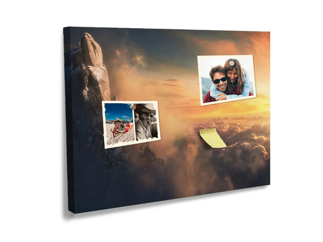 Kurkborden op canvas met dramatische bergtop boven de wolken – formaat 60 × 40 cm