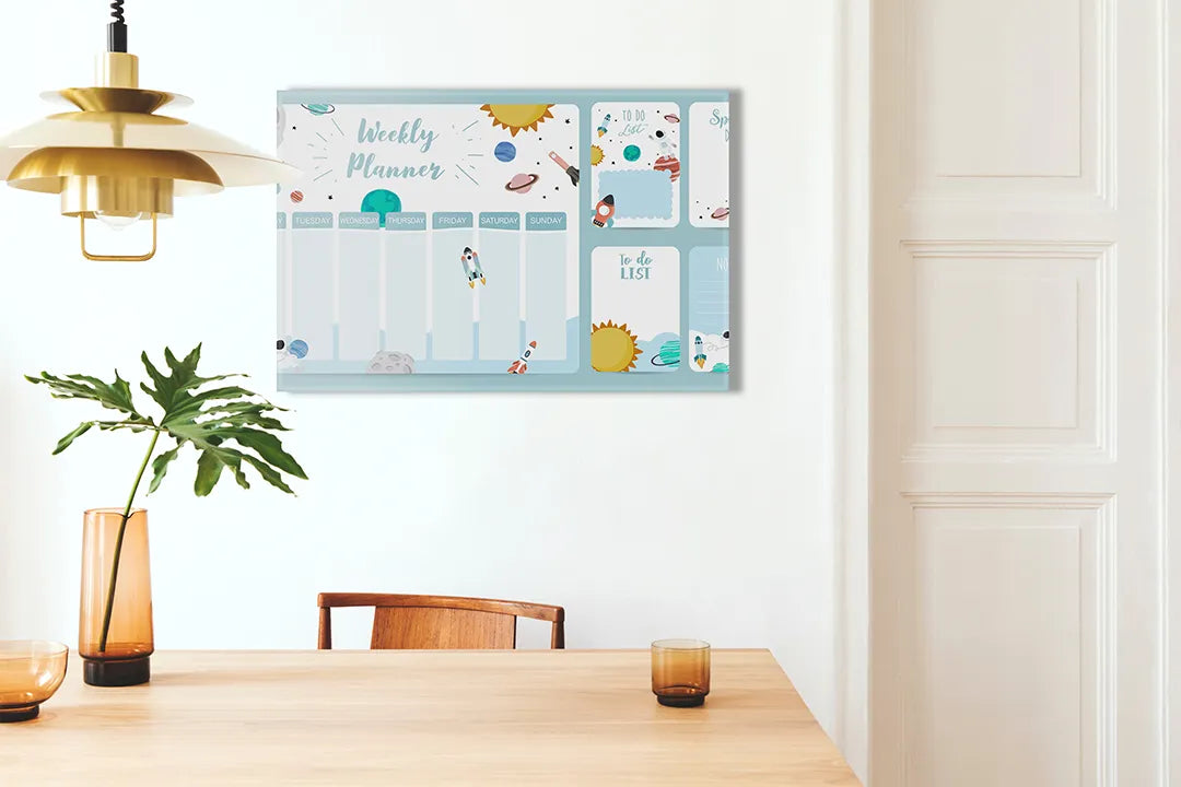 Kurkborden op canvas met kinderweekplanner met ruimtefiguren – formaat 100 × 70 cm