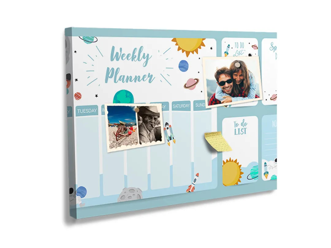 Kurkborden op canvas met kinderweekplanner met ruimtefiguren – formaat 60 × 40 cm