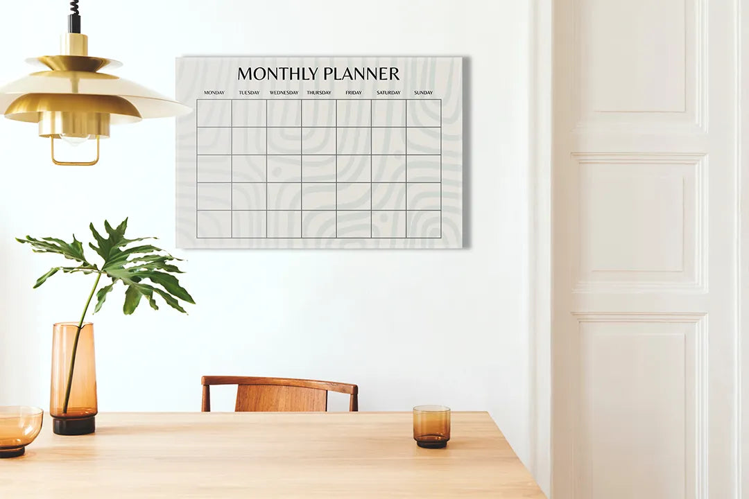 Kurkborden op canvas met minimalistische maandplanner met lijnpatroon – formaat 100 × 70 cm