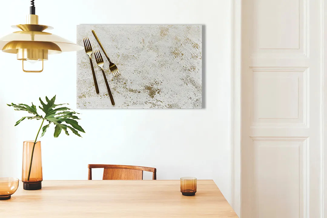 Kurkborden op canvas met bestek op lichte steenstructuur – formaat 100 × 70 cm