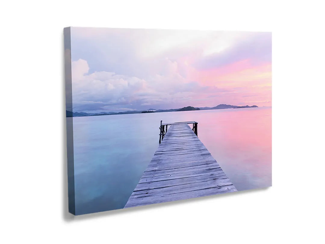 Kurkborden op canvas met houten steiger op pastelkleurig meer – formaat 120 × 80 cm