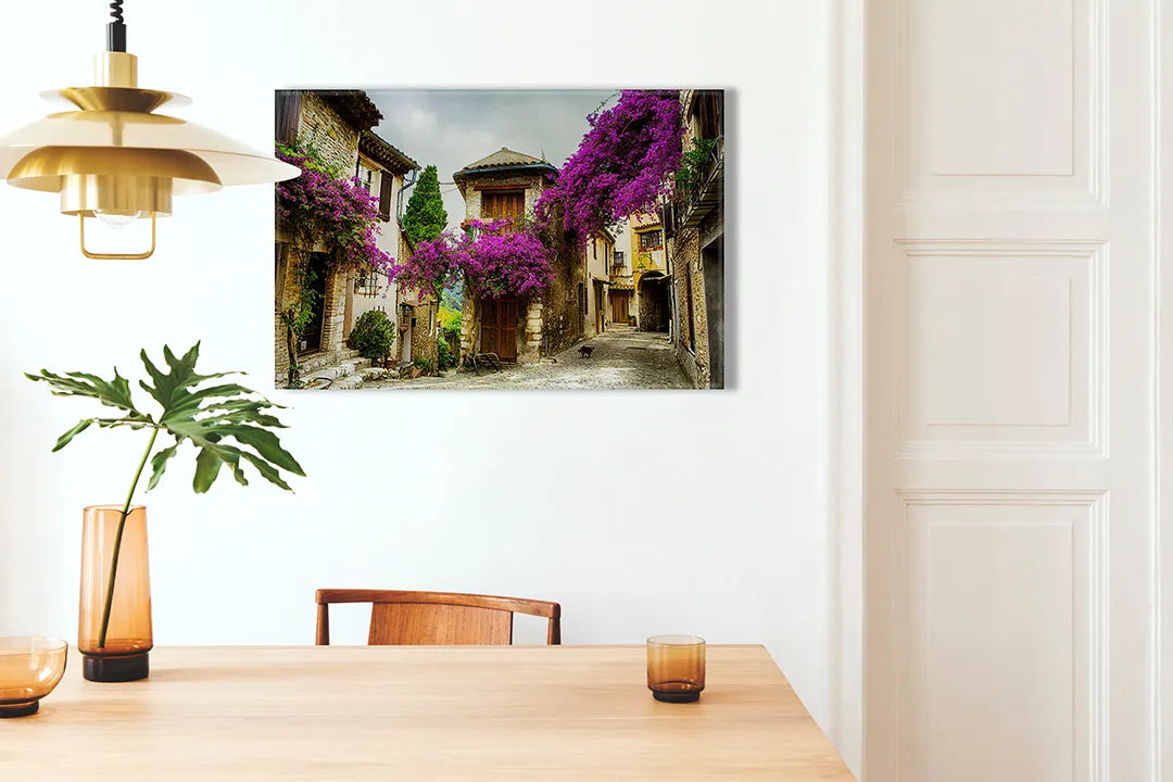 Kurkborden op canvas met mediterrane straat met paarse bloemen – formaat 100 × 70 cm