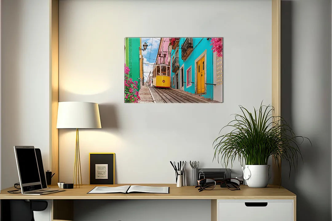 Kurkborden op canvas met kleurrijke straat met gele tram – formaat 140 × 100 cm