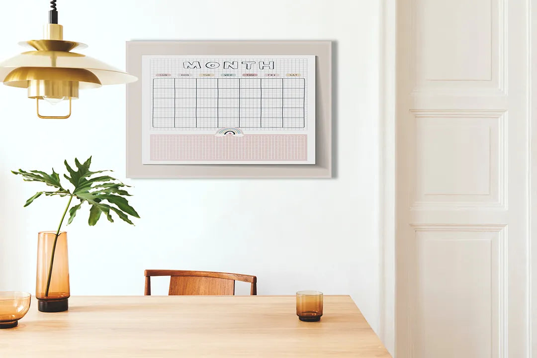 Kurkborden op canvas met roze maandplanner – formaat 100 × 70 cm