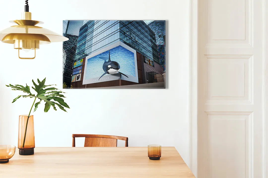 Kurkborden op canvas met moderne gevel met digitale kunstinstallatie – formaat 100 × 70 cm