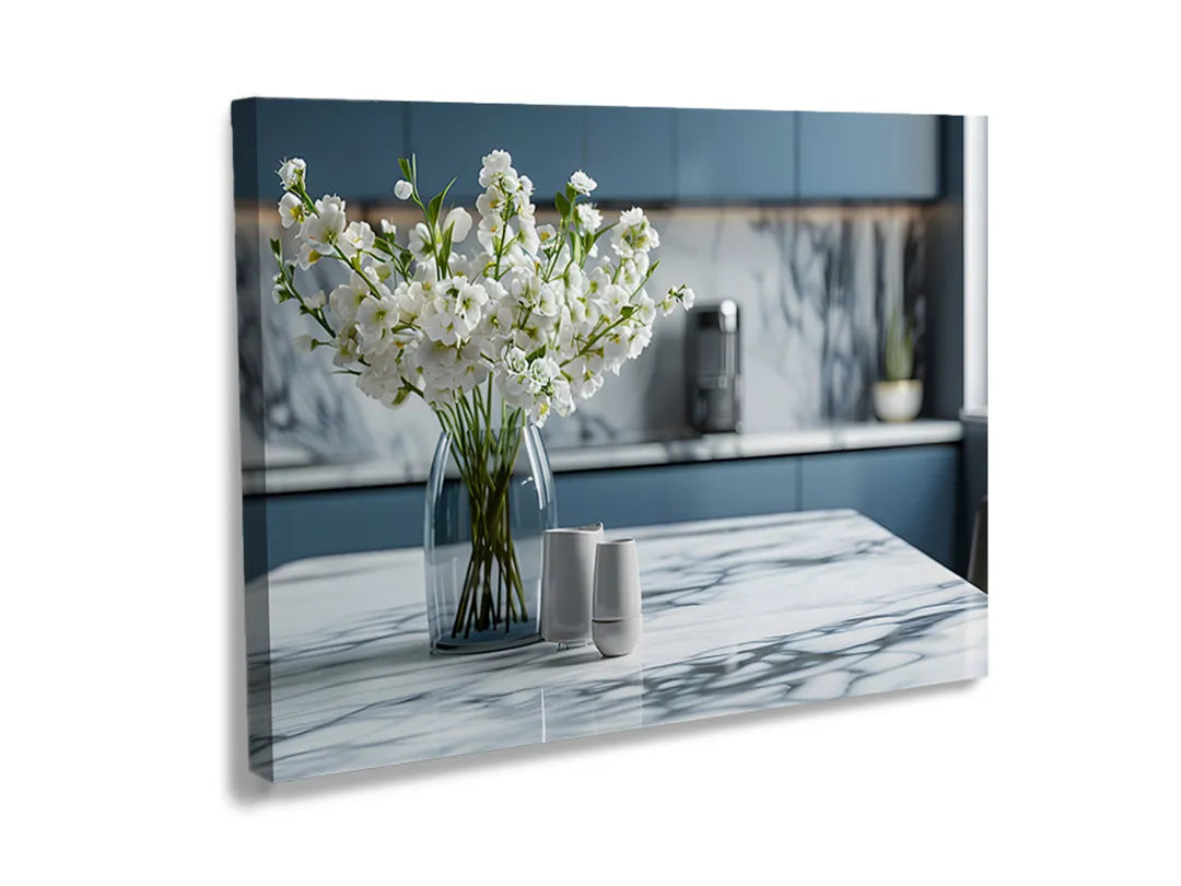 Kurkborden op canvas met vaas met witte bloemen in moderne keuken – formaat 120 × 80 cm