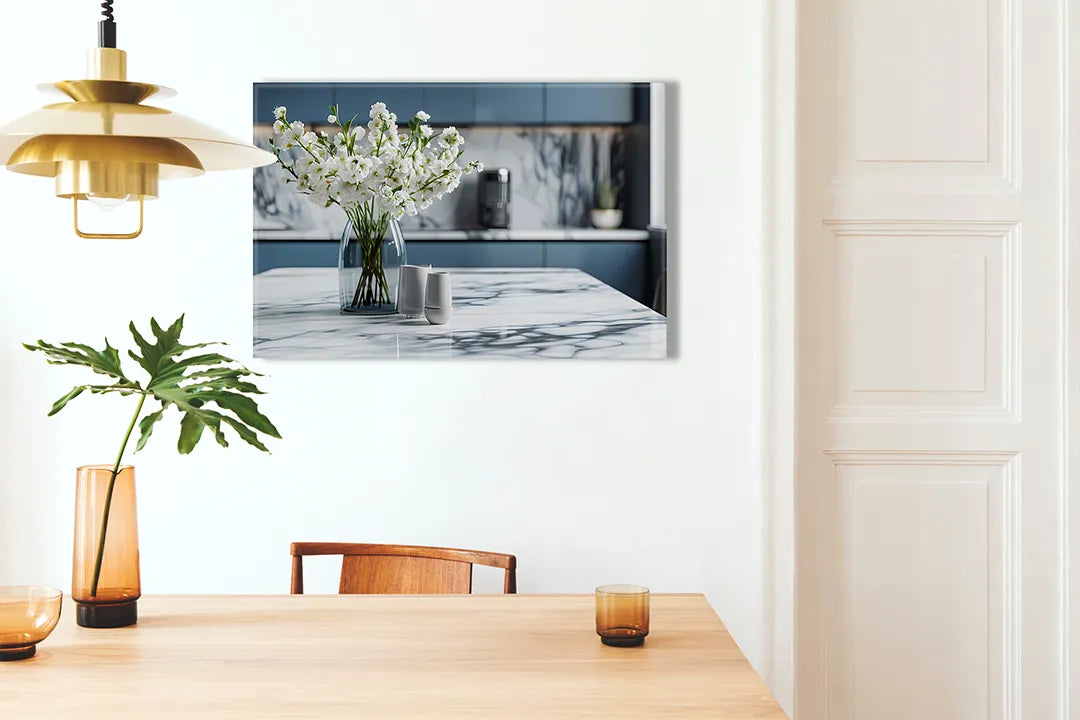 Kurkborden op canvas met vaas met witte bloemen in moderne keuken – formaat 100 × 70 cm