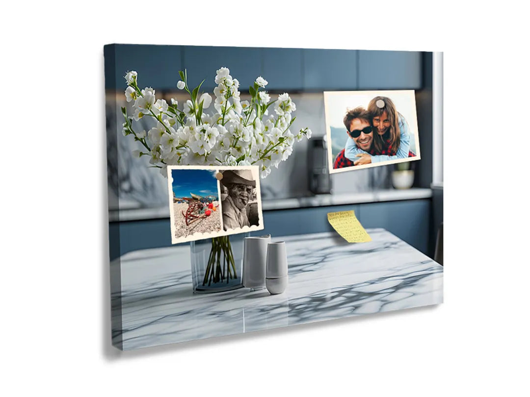 Kurkborden op canvas met vaas met witte bloemen in moderne keuken – formaat 60 × 40 cm