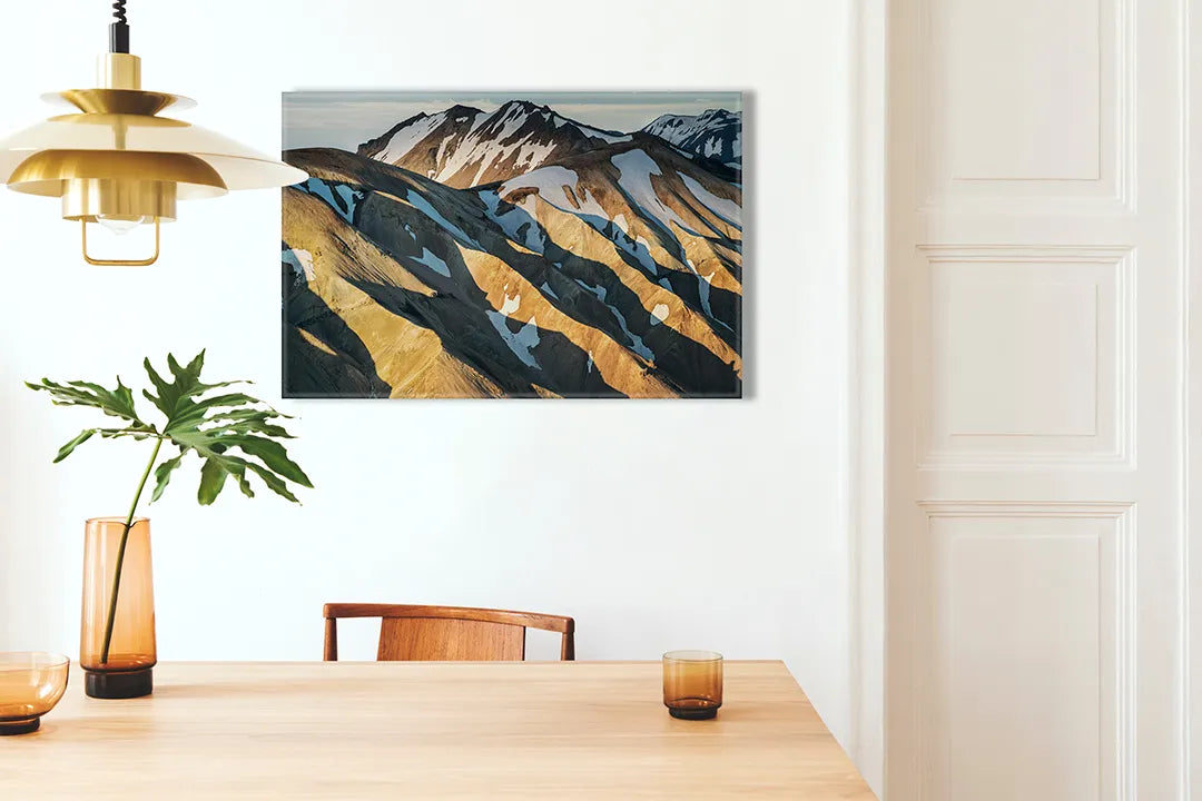 Kurkborden op canvas met abstract berglandschap in blauw en goud – formaat 100 × 70 cm