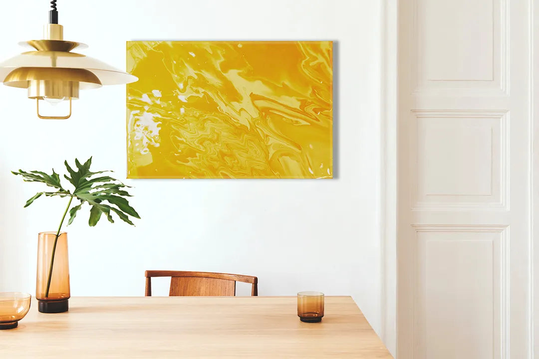 Kurkborden op canvas met zonnig geel abstract marmerpatroon – formaat 100 × 70 cm