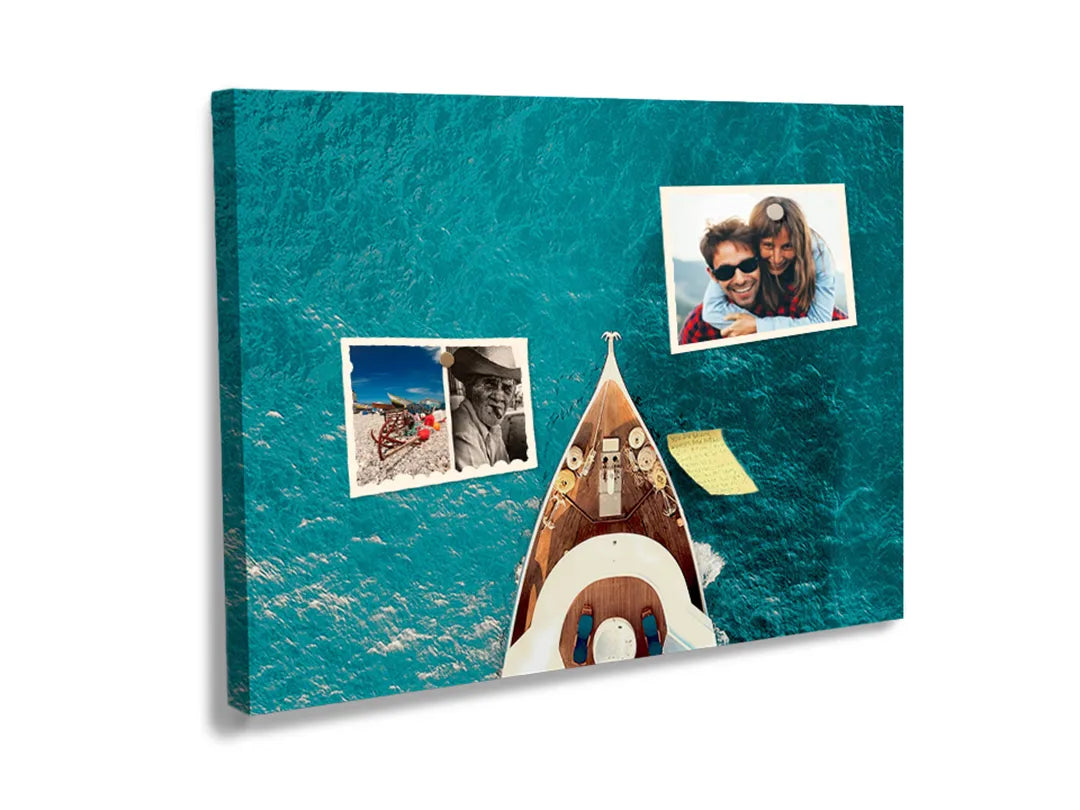 Kurkborden op canvas met boot gezien vanuit de lucht op turquoise water – formaat 60 × 40 cm