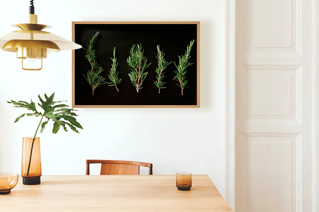 Metalen magneetbord met print en lijst | Rozemarijn op Zwarte Achtergrond