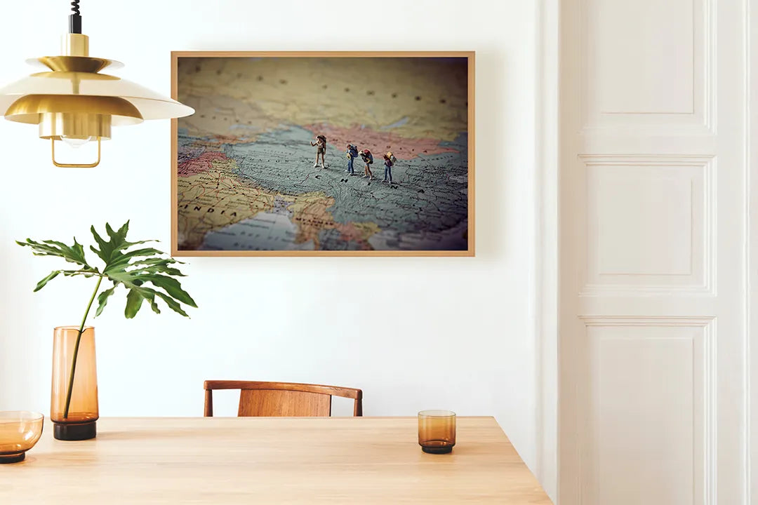 Metalen Magneetbord met afbeelding van wandelaars op een vintage landkaart achtergrond in gedempte aardetinten kleuren