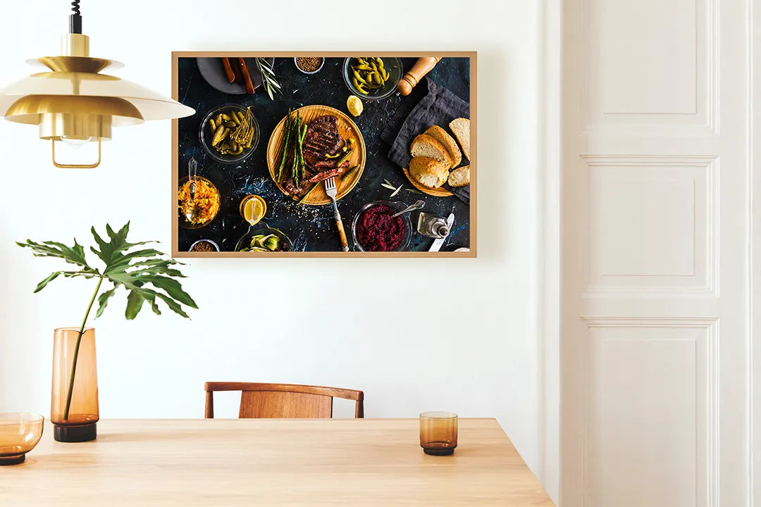 Metalen Magneetbord met afbeelding van bourgondische maaltijd op tafel in donker en sfeervol kleuren