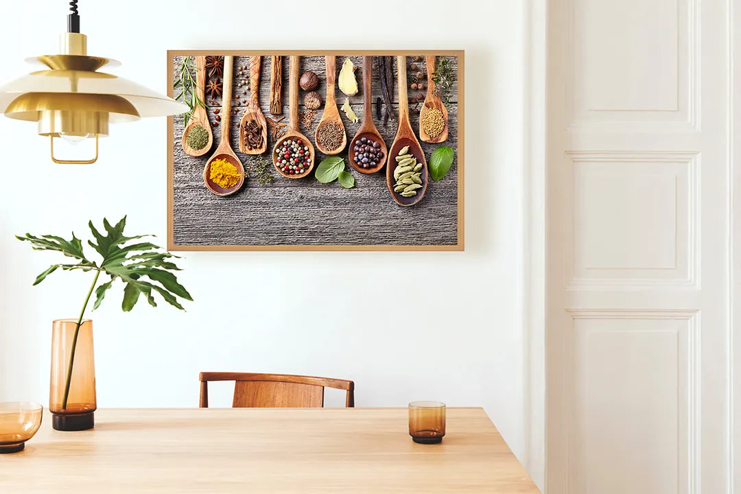 Metalen Magneetbord met afbeelding van rustieke lepels met specerijen in natuurlijk hout kleuren