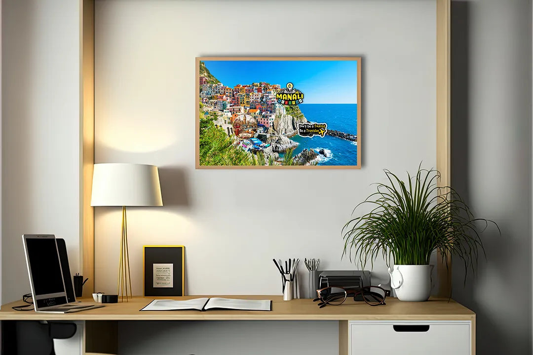 Metalen Magneetbord met afbeelding van kleurrijk Cinque Terre dorp aan de kust in helder blauw en pastel kleuren